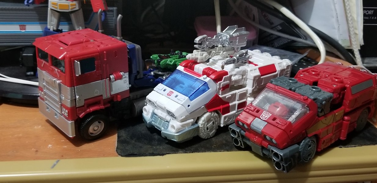 Transformers Siege Ratchet In Hand Photos With Side By Side Comparison  (3 of 4)